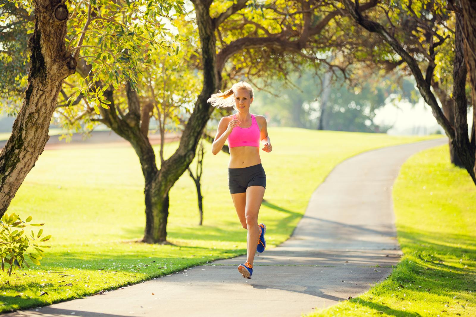 He run in the morning. Женщина в парке. Женщина на пробежке красивые фоны. Бег для беременных. Женщина на пробежке в далике.