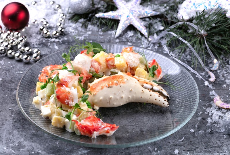 Оливье с крабовым мясом и мимоза с копченой форелью: неожиданные интерпретации новогодних салатов от шеф-повара «Черетто море» - «Здоровье»
