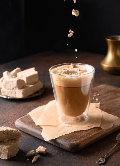 Латте с халвой, масала-чай и еще три напитка, которые зарядят новогодним настроением - «Здоровье»