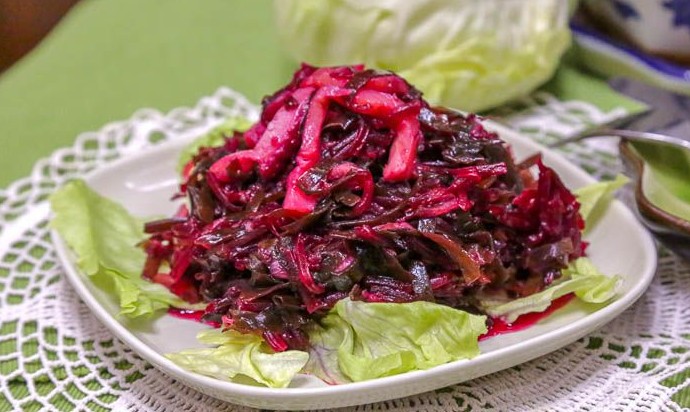 Салат из свеклы с морской капустой и соленой форелью - «Кулинария»